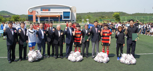 경북체육회는 18일 경주 위덕대에서 도내 4개 여자 축구팀에 경기용품을 전달했다. 경북체육회 제공