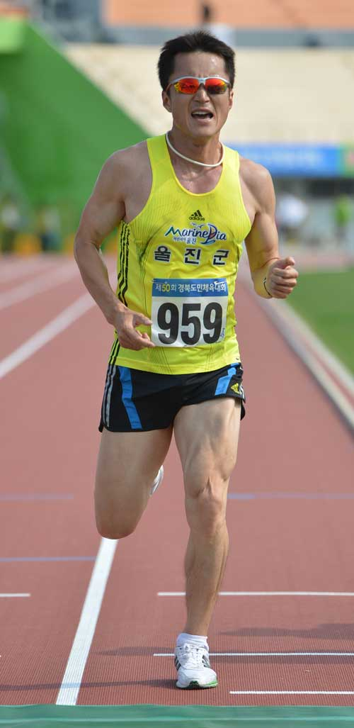 울진군청 공무원 장성연 씨가 이달 12일 구미에서 열린 제50회 경북도민체전 10km 단축마라톤 경기에서 군부 1위로 골인하고 있다. 성일권기자 sungig@msnet.co.kr