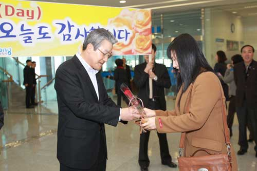 박승호 포항시장이 출근하는 직원들에게 카네이션을 건네며 