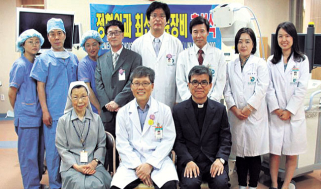 ▲보건복지부로부터 의료기관 평가인증을 받은 대구의료원은 최신 의료장비 도입을 기념해 17일 안문영 의료원장 및 직원들이 참석한 가운데 의료장비 축성식을 가졌다.