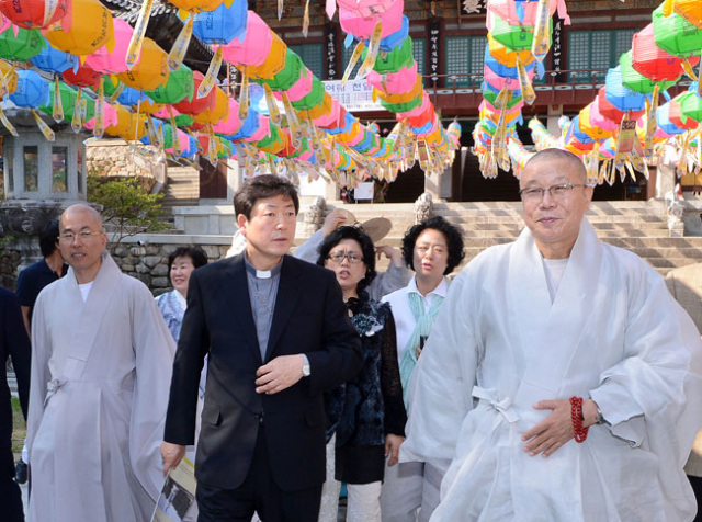 21일 조환길 천주교 대구대교구장이 부처님 오신 날을 앞두고 팔공산 동화사를 방문해 주지 성문 스님(오른쪽)과 이야기를 나누며 연등이 달린 경내를 둘러보고 있다. 정운철기자 woon@msnet.co.kr
