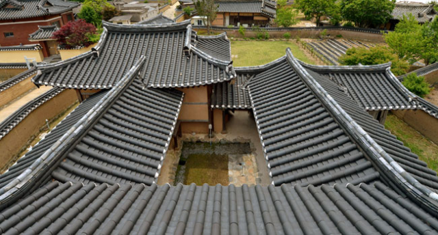 1876년 남유용 공이 지은 천전댁(川前宅) 안채 지붕 위에서 본 가옥 전경. 