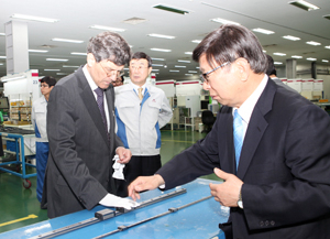 22일 한스 울리시 자이트 주한 독일 대사가 대구 성서산업단지 내 삼익THK㈜를 방문, 공장 견학을 하고 있다. 삼익THK 제공