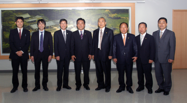 김문오 달성군수는 시모 히로시 와카야마현 부지사 등 방문단 일행을 영접하고 달성군과 와카야마현이 앞으로도 지속적인 교류를 해 나갈 것을 다짐했다.