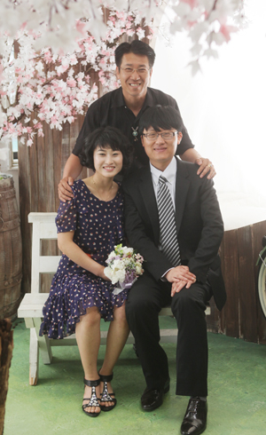 발명가 정구관(뒤쪽) 씨가 보육원 봉사를 하다 만난 양딸 김미소(왼쪽) 씨와 예비신랑 백성훈 씨의 결혼을 앞두고 함께 웨딩사진을 촬영했다.