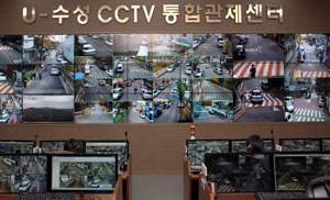 대구 수성구 CCTV 통합관제센터에서 전문 관제 요원들이 모니터를 보며 수성구의 치안상황을 점검하고 있다. 수성구청 제공