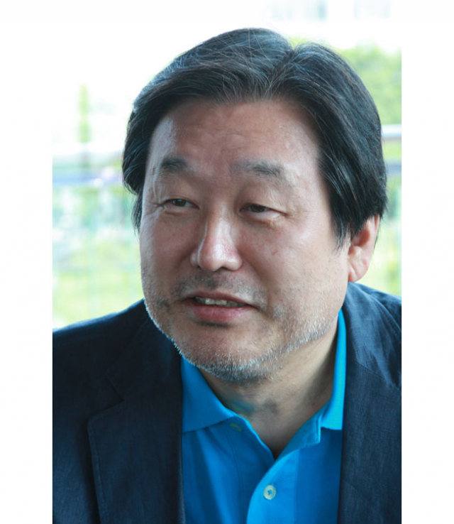 중국 상하이를 방문하고 돌아온 다음 날 만난 탓에 깎지 않은 덥수룩한 수염과 검은 선글라스를 낀 김무성 전 새누리당 원내대표는 마치 홍콩영화 \