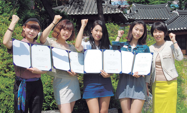 ▲경북과학대 뷰티디자인계열 학생들이 메이크업 경진대회 상장을 들고 화이팅을 외치고 있다. 왼쪽부터 이혜미(1년), 김수민(2년), 이아로(2년), 이은혜(2년) 씨와 곽지은 지도교수.