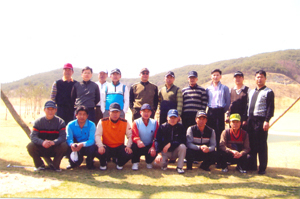 경동회가 2010년 청도 그레이스CC 라운딩 때 찍은 기념사진.