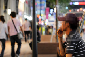 26일 오후 대구 중구 동성로 한일극장 인근 금연거리에서 한 시민이 담배를 피우고 있다. 정운철기자 woon@msnet.co.kr