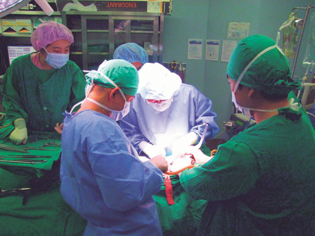 개복 수술-진행성위암의 경우 위의 일부 또는 전체를 잘라내는 것뿐만 아니라 인접한 림프절과 암 세포가 전이된 장기까지 완전히 절제해야 완치율을 높일 수 있다.