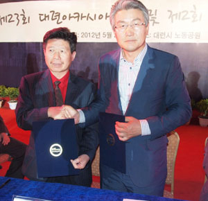 박승호 포항시장과 쭤 보어성 세계중국인 체육대회 주석이 26일 아카시아축제 한국의 날 개막식에 앞서 세계중국인 체육대회 포항 개최와 관련한 업무협정을 약속했다. 포항시 제공