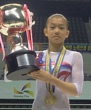 제41회 소년체전 체조에서 5관왕에 오른 대구 원화중 윤나래가 MVP 트로피를 들고 포즈를 취했다. 원화중 제공