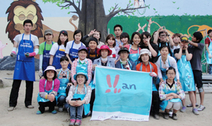 이달 19일 Van벽화사업봉사단이 달성공원 사자우리 벽화작업 후 기념사진을 찍으며 기뻐하고 있다.
