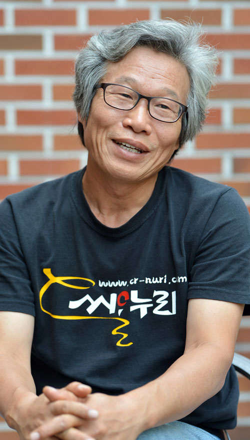 염쟁이 유씨(氏)를 8년 동안 공연하면서 연극인이 아닌 염쟁이라는 이미지가 굳어졌다는 배우 유순웅 씨. 성일권기자 sungig@msnet.co.kr