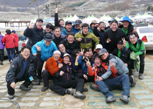 영공산우회는 작년 4월 쌍계사 불일폭포 산행 후 매화마을 축제장에서 기념촬영을 했다.