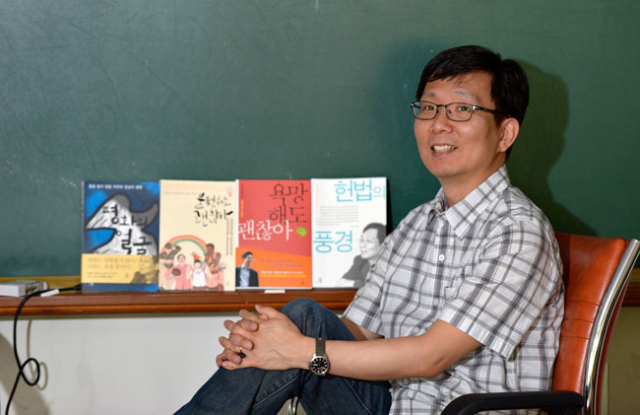 김두식 경북대 법학전문대학원 교수는 조국 서울대 법학전문대학원 교수와 함께 우리나라 법학계를 대표하는 파워 라이터로 통한다.