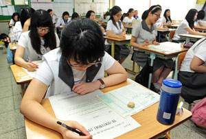 사진=한국교육과정평가원이 출제한 모의고사가 7일 전국적으로 치러진다. 이번 모의고사는 수능시험의 출제 의도, 방향을 예측할 수 있는 기회다. 지난해 평가원 모의고사를 치르는 고교생들 모습. 매일신문 자료사진