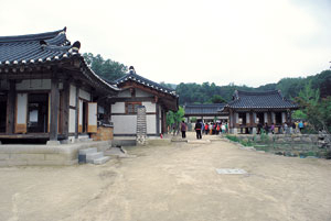 육영수 여사와 박정희 전 대통령에 대한 기억을 간직한 어르신들이 많이 찾는 육영수 여사 생가.