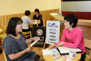금융업계의 영업방식이 다양화되면서 보험업계도 대형마트에서 보험상품을 판매하는 마트슈랑스를 도입, 영업 변신을 꾀하고 있다. 이채근기자 mincho@msnet.co.kr