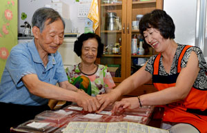 현충일을 하루 앞둔 5일 보훈섬김이 김해주(오른쪽) 씨가 6
