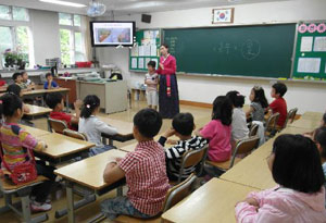 구미 원남초교는 주 1회 원남예절학당을 여는 등 창의