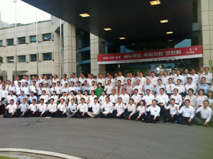 사진설명. 8일 오후 충남 천안 지식경제공무원교육원에서 제19대 국회 첫 새누리당 국회의원 연찬회가 열렸다. 참석 의원들이 기념촬영을 하고 있다.