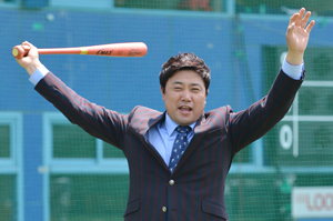 양준혁 SBS 프로야구 해설위원이 3일 대구 시민야구장에서 현역 시절을 회상하며, 배트를 들고 시원하게 스윙을 했다.