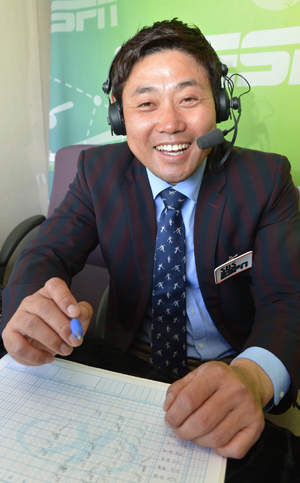 매일신문 독자를 위해 사인과 좌우명을 적어줬다.
