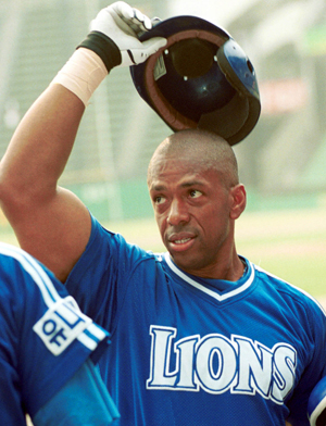 방망이를 앞으로 곧추세우는 특이한 타격자세가 인상적이었던 훌리오 프랑코는 철저한 자기관리와 투철한 프로정신으로 삼성의 역대 최고 외국인 선수로 꼽히고 있다. 삼성 라이온즈 제공