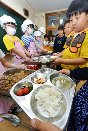 학교 급식을 지역 친환경 농산물로 공급하면서 식생활 교육도 병행하는 