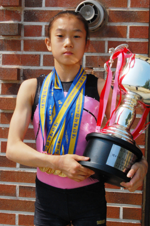 지난달 제41회 전국소년체전 체조 여중부 5관왕에 오른 윤나래 양이 트로피를 들고 기념사진을 찍었다. 김항섭기자