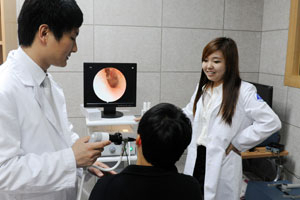 최근 개원한 대구가톨릭대 가톨릭 청각음성언어센터에서 한 학생이 청각장애 검사를 받고 있다.
