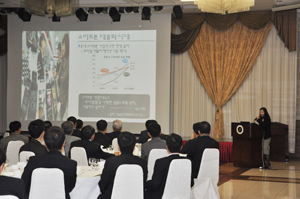 대구지역 중소업체 경영자들이 단수 제조에서 벗어나 기술을 키우기 위해 공부에 열을 올리고 있다. 21세기 대구경제포럼에 지역 경영자들이 참석해 경제 환경 변화에 대해 듣고 있다. 대구상공회의소 제공