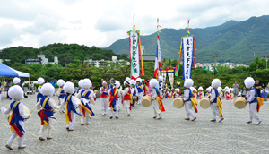 9, 10일 대구문화예술회관에서 열린 제23회 대구국악제 전국국악경연대회에 출전한 동명풍물보존회가 풍물 한마당을 펼치고 있다. 칠곡군 제공