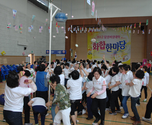 달성군은 14일 달성군 청소년센터에서 김문오 군수, 하용하 군의회 부의장, 여성대학 회원 등 300여명이 참석한 가운데 여성대학 회원들의 소통과 화합을 다지기 위한 