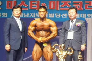 2012 미스터 코리아에 등극한 김종원(가운데)이 포즈를 취하고 있다. 왼쪽은 최자영 대구시청 감독, 오른쪽은 구교익 대구시보디빌딩협회장. 대구보디빌딩협회 제공