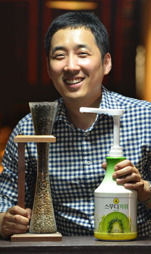 아이스크림 가게, 당구장, PC방 등 온갖 아르바이트를 경험하고 보험회사 영업까지 한 뒤, 커피 로스팅 업체로 승승장구하고 있는 배재민 펀치라인 대표.