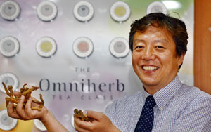 허담 원장은 2002년 한약재 생산 회사인 옴니허브를 설립한 뒤 대표이사를 맡고 있다. 500여 종의 한약재와 70여 종의 한방차를 생산하고 있는 옴니허브는 매출 200억원을 자랑하는 한방산업 선도기업이다.