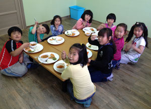 학교를 마친 학생들이 새봄아동돌봄센터에서 제공하는 간식을 먹으며 즐거운 시간을 보내고 있다.