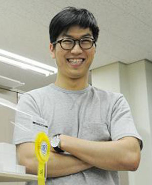 대구건축대전 대상을 받은 대구가톨릭대 건축학부 성제영 씨가 자신의 수상작 옆에서 환하게 웃고 있다.