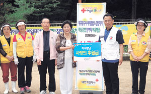 ▲19일 급식활동을 끝낸 허옥행(왼쪽에서 네 번째) 씨가 이날 무료급식을 실시한 대한적십자 대구지사봉사회원들과 기념사진을 찍었다.