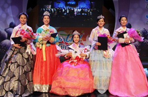 2012 김천포도아가씨로 선발된 새코미 김윤지 양, 선 유정민 양, 진 김수진 양, 미 박가희 씨, 달코미 조민교 양(사진 왼쪽부터)이 기념촬영을 하고 있다.