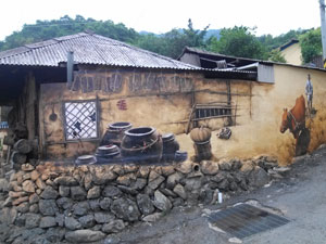 마비정 마을 담장벽화가 눈길을 끈다.
