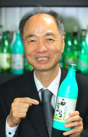 불로막걸리는 40년이 넘는 세월 동안 대구경북 소비자들의 사랑을 받아왔다. 지난해에는 우리술 품평회에서 최우수상을 수상해 명품주로 인정받았다.사진은 대구탁주 최종국 협회장.