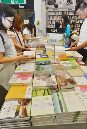 22일 대구 중구 한 대형서점에서 시민들이 심리치유 관련 도서를 고르고 있다. 성일권기자 sungig@msnet.co.kr