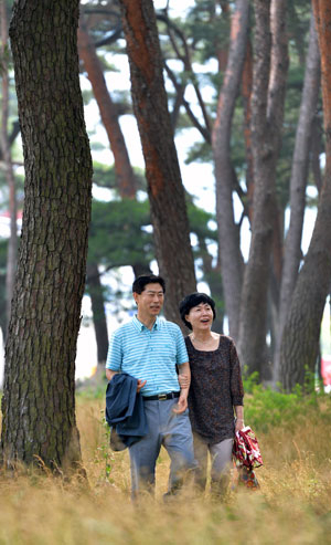 고향마을 인근 월송정 솔숲길을 아내와 함께 다시 찾았다. 울창한 해송이 병풍처럼 두른 이곳은 아내를 만나 사랑을 키우고 결혼식까지 올린 사랑과 추억이 아련한 곳이다.