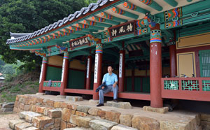조선시대 후기 울릉도를 가던 수토사들이 배를 짓고 물자를 준비해 순풍을 기다리며 머물렀던 대풍헌(待風軒). 역사적인 명소인줄도 모르고 어릴때 동네에서는 노래자랑 무대로 애용되곤 했다.