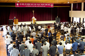 이달 6일 열린 대구대교구 제2차 시노드 3차 전체회의에서 대의원들이 참석한 가운데 교구장 조환길 대주교가 시작 미사를 집전하고 있다.
