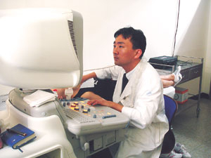 건강검진이 활성화되면서 갑상선 초음파검사를 받는 사람들이 크게 늘면서 갑상선암 진단을 받는 환자들도 급격히 증가하고 있다.